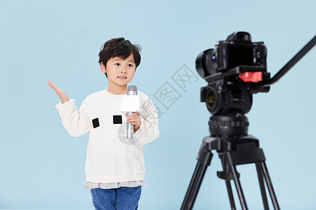 手拿话筒演讲的小男孩录制节目高清图片