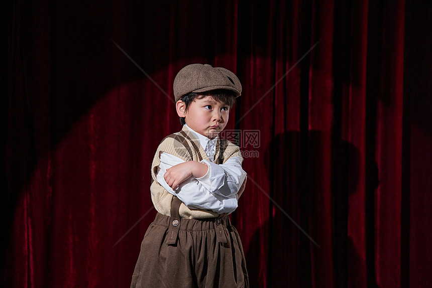 舞台上不开心的小男孩图片