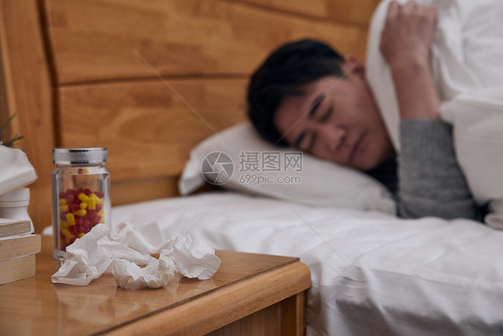 患病中年男性卧床休息图片