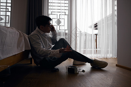 吸烟酗酒失业居家酗酒的中年男性背景