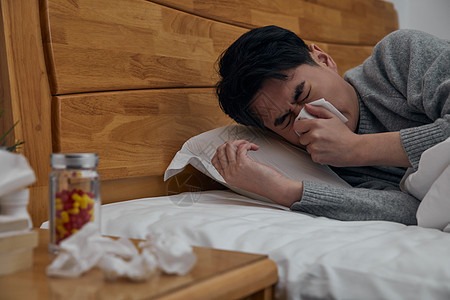 居家患病中年男性擦拭鼻涕图片
