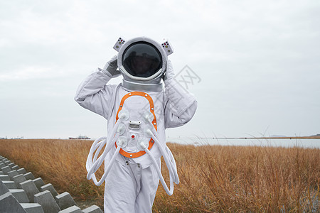 探索太空穿着宇航服的男性户外探索背景