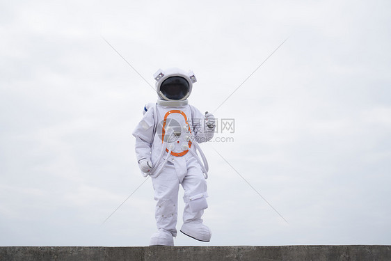 穿着宇航服的男性图片