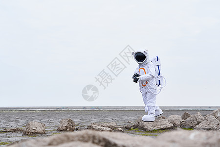 男性背影穿着宇航服的男性看相机背景