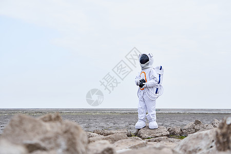 穿着宇航服的男性拿着相机图片