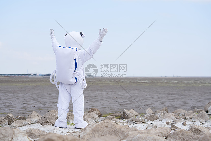 穿着宇航服的男性张开双手图片