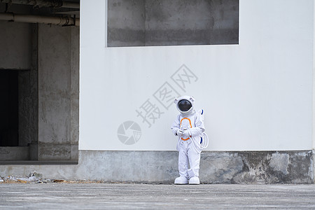 科研楼废弃楼中穿着宇航服的男性背景