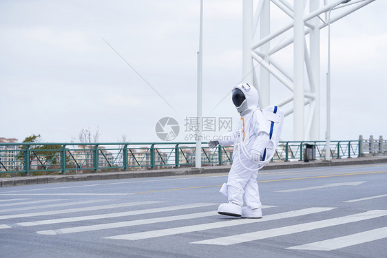 穿着宇航服的男性桥上行走图片