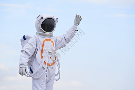 穿着宇航服的男性打招呼图片
