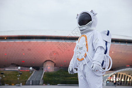 研发中心梅赛德斯中心穿着宇航服的男性背景