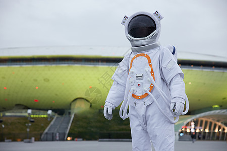梅赛德斯中心穿着宇航服的男性高清图片