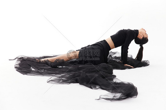 坐在黑色纱布上的水墨风美女图片
