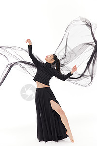 风元素穿着黑色纱裙起舞的女性背景