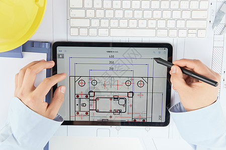 使用平板电脑设计图纸的工程师高清图片
