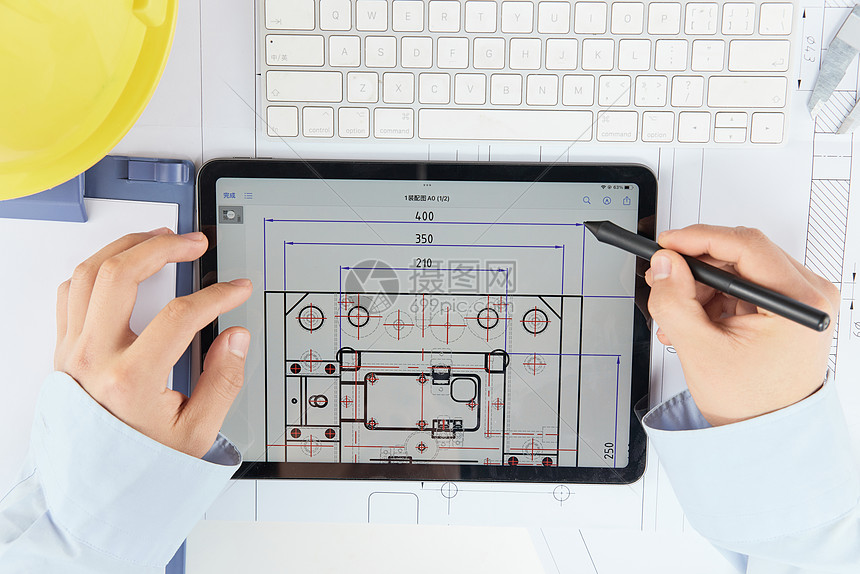 使用平板电脑设计图纸的工程师图片