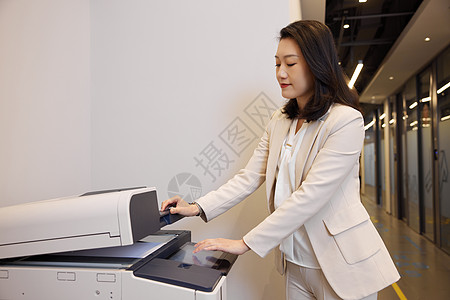 商务职业女性使用打印机扫描图片