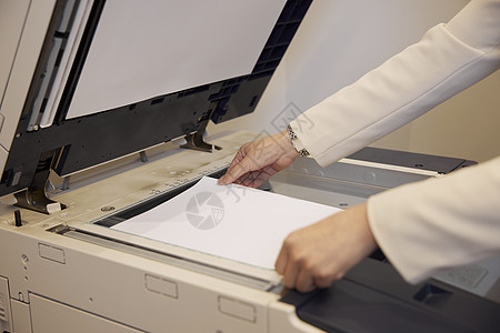 使用打印机扫描的手部特写图片