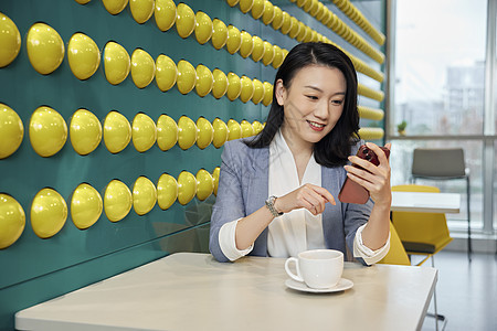 职场商务女性休闲喝咖啡看手机图片