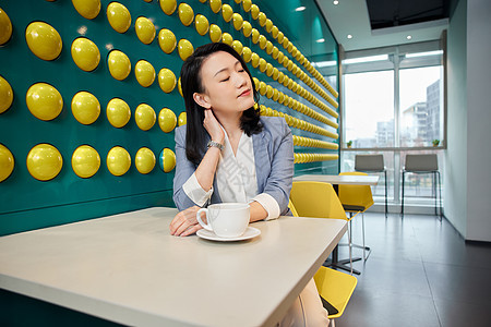 职场商务女性喝咖啡休息图片