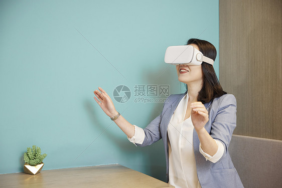 使用VR眼镜的商务女性图片
