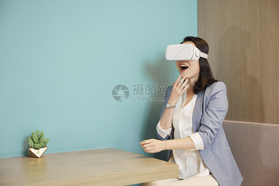 商务女白领使用VR眼镜图片