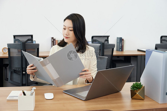 职场商务白领女性看文件夹图片