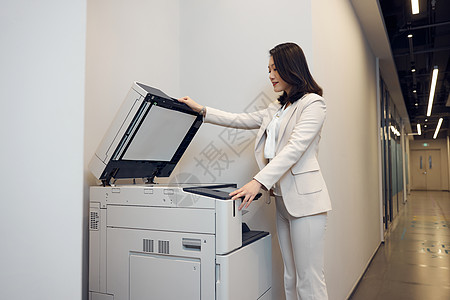 商务白领女性使用打印机图片