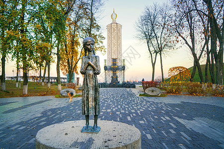 乌克兰首都基辅城市地标乌克兰小女孩雕塑图片