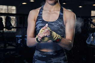 女拳击运动员手搓镁粉图片