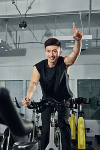 动感单车练习的健身男士背景
