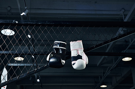 健身房里的拳击手套图片