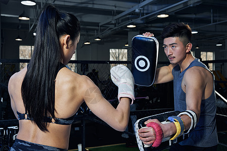 拳击运动员比赛正在训练女拳手的男教练背景