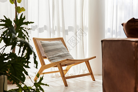 阳光下的木质藤椅图片