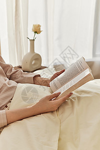 午后咖啡居家女性卧床看书形象背景