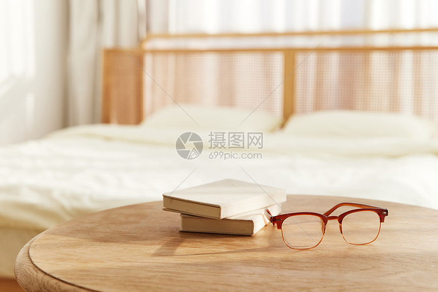 桌上的书籍和眼镜图片