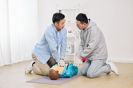 青年男性示范心脏急救方法图片