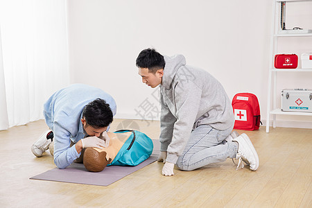 示范人工呼吸急救教学的青年男老师高清图片