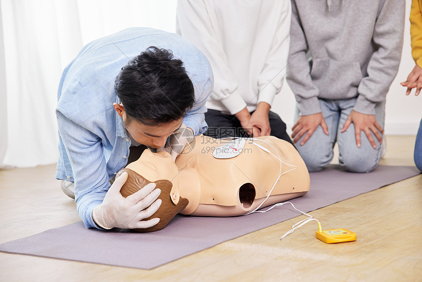 青年男性示范人工呼吸急救教学图片
