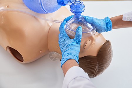 医生展示呼吸球囊急救使用方法特写高清图片