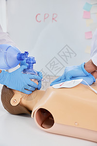 医护人员示范呼吸球囊使用方法图片