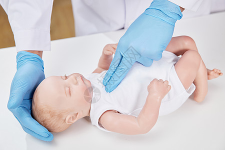医生示范婴儿急救方法手部特写图片