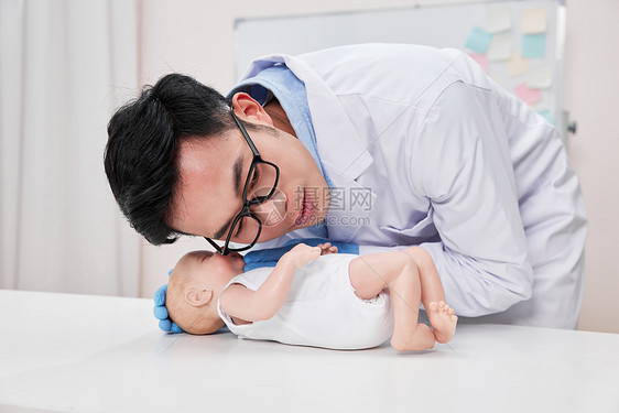 医生示范检查婴儿呼吸动作图片