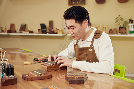 男工匠手工制作拇指琴图片
