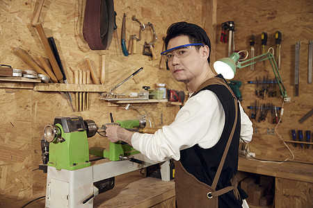 男性工匠打磨工具形象图片