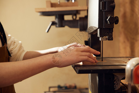 男性工匠使用切割木块手部特写图片