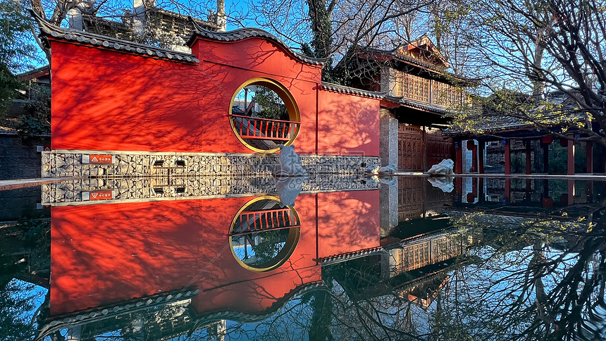 云南旅游束河古镇中国风地标红墙古建筑图片