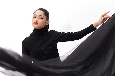中国风女性舞者甩动裙摆形象图片