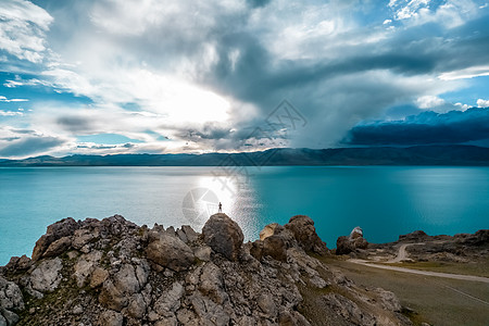 西藏湖泊当惹雍措人影背景