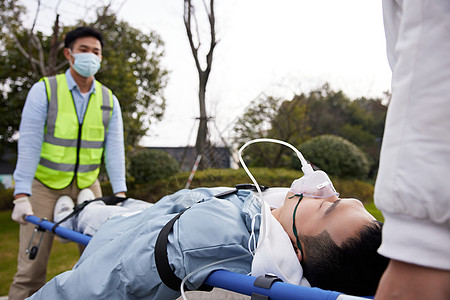 急救医护人员手抬担架救助病人高清图片