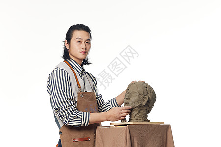 青年男性雕塑家工作形象图片